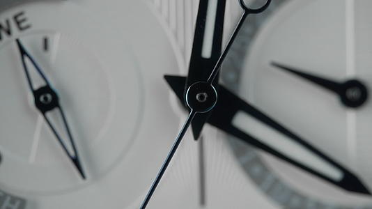 机械手表石英时钟表盘指针争分夺秒视频的预览图