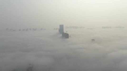 伸出云端的大楼建筑视频的预览图