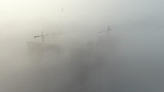 俯视迷雾中的建筑工地03视频的预览图