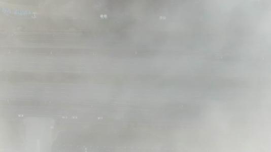 俯视迷雾中的建筑工地02视频的预览图