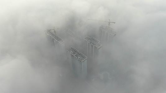 俯视迷雾中的建筑工地01视频的预览图