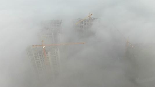 俯视迷雾中的建筑工地视频的预览图