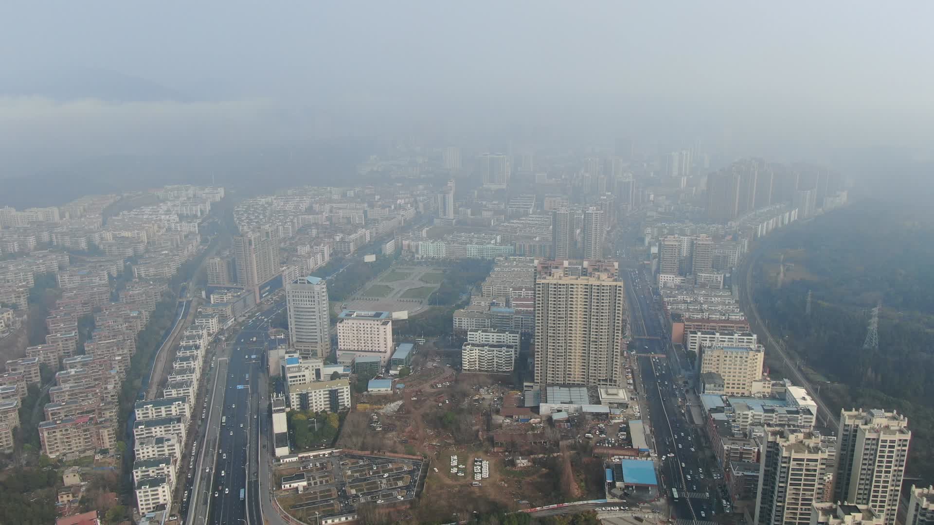 航拍迷雾中的城区视频的预览图