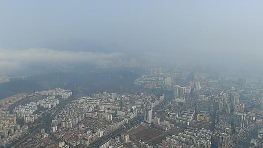 航拍迷雾中的城区视频的预览图