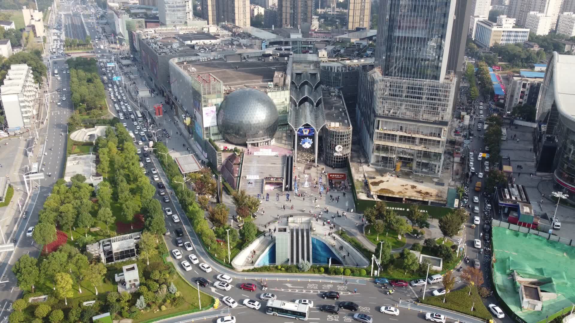 航拍武汉世界城光谷步行街视频的预览图