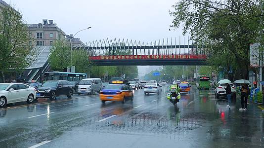 雨中车辆天桥行人视频的预览图