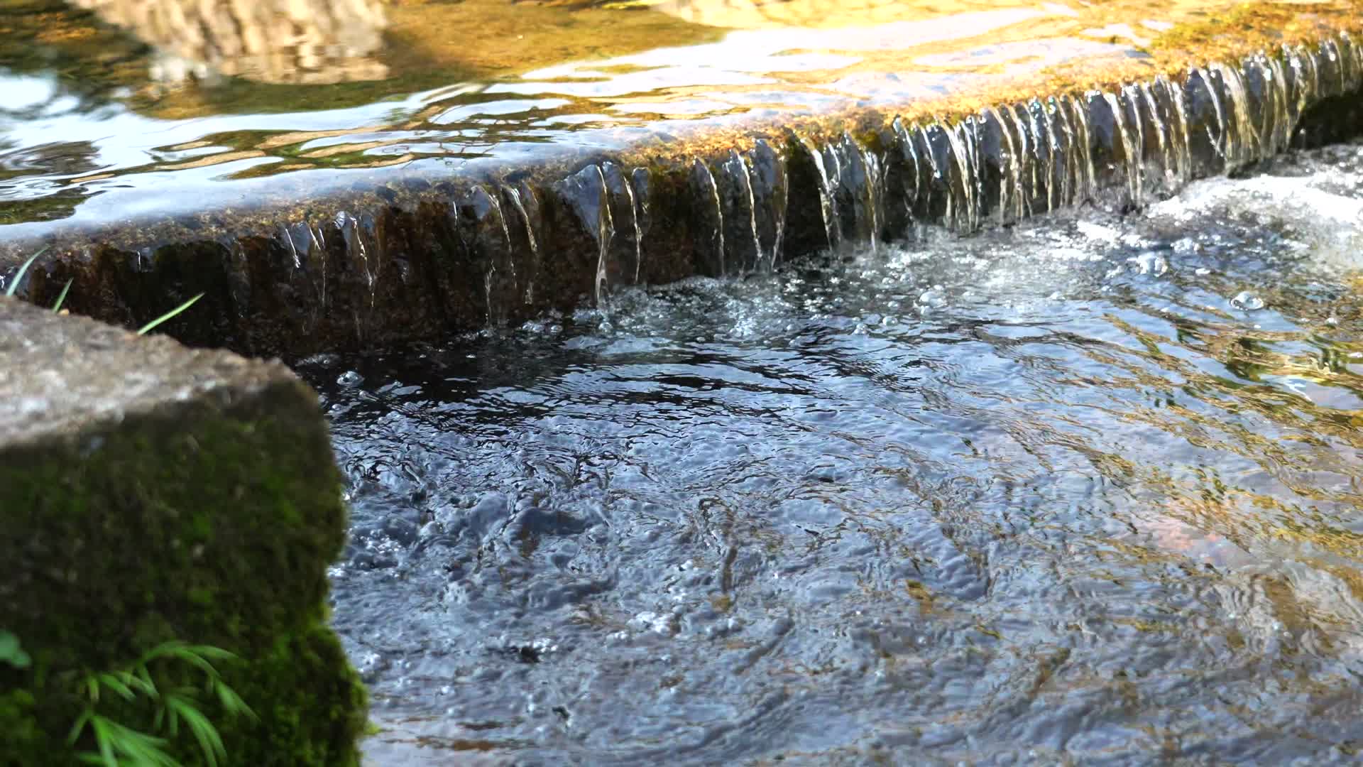840清澈见底小溪水流小瀑布声音自然无污染视频的预览图
