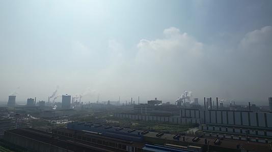 4K城市钢铁厂炼钢水蒸气空气污染大气污染航拍视频视频的预览图