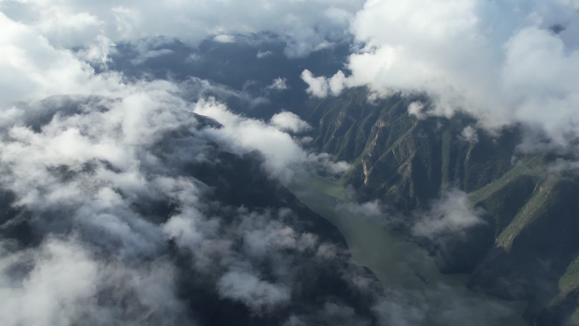 4K三峡巫峡神女峰云雾缭绕山河风光航拍视频的预览图