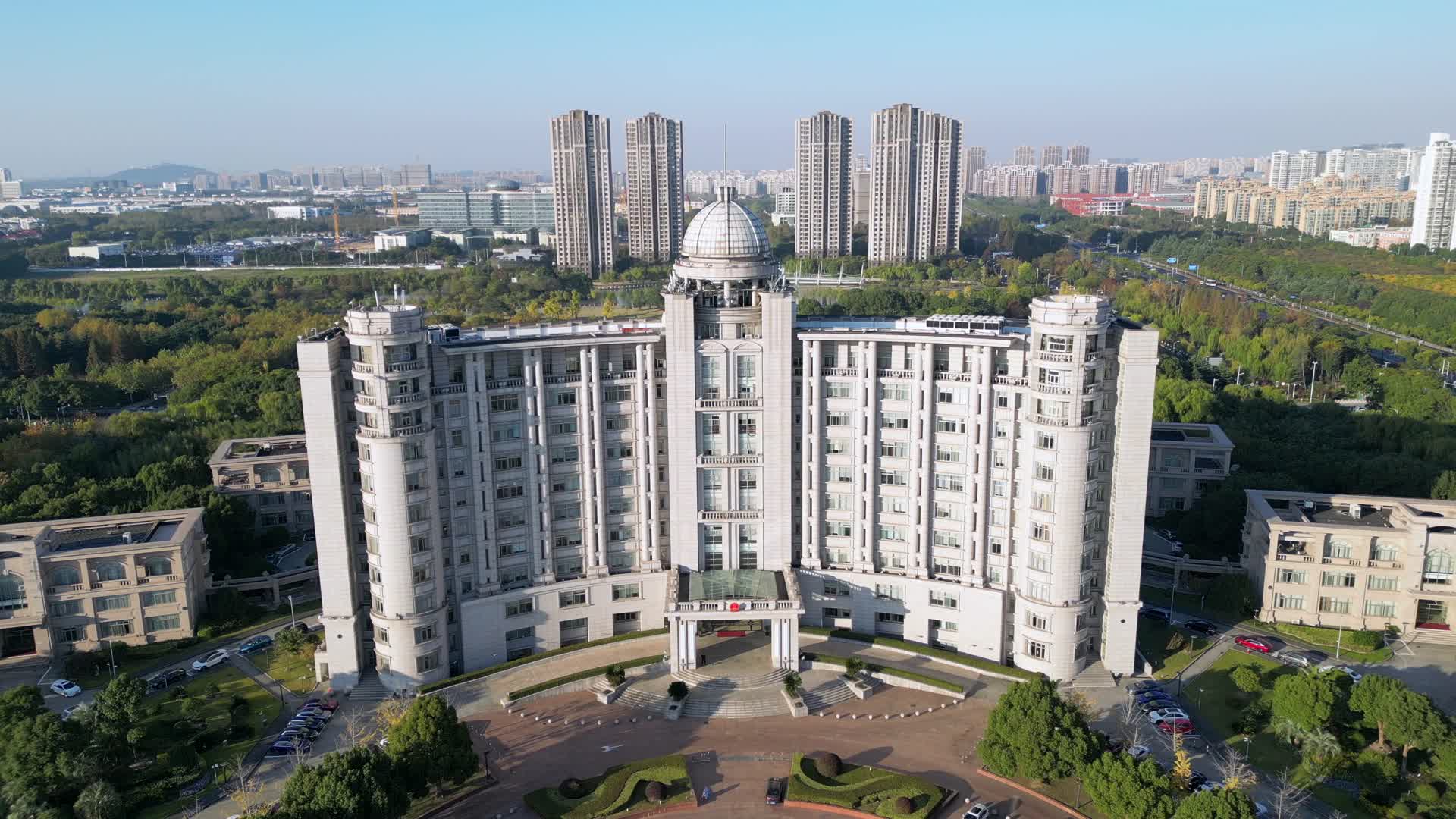 上海市松江区人民政府大楼航拍4K60视频的预览图