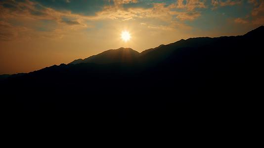 夕阳下雄伟壮光的山河视频的预览图