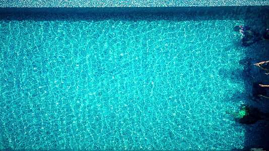 航拍泳池里美人鱼游泳表演视频的预览图