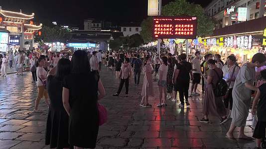 夜晚阳朔西街旅游游玩的人群视频的预览图