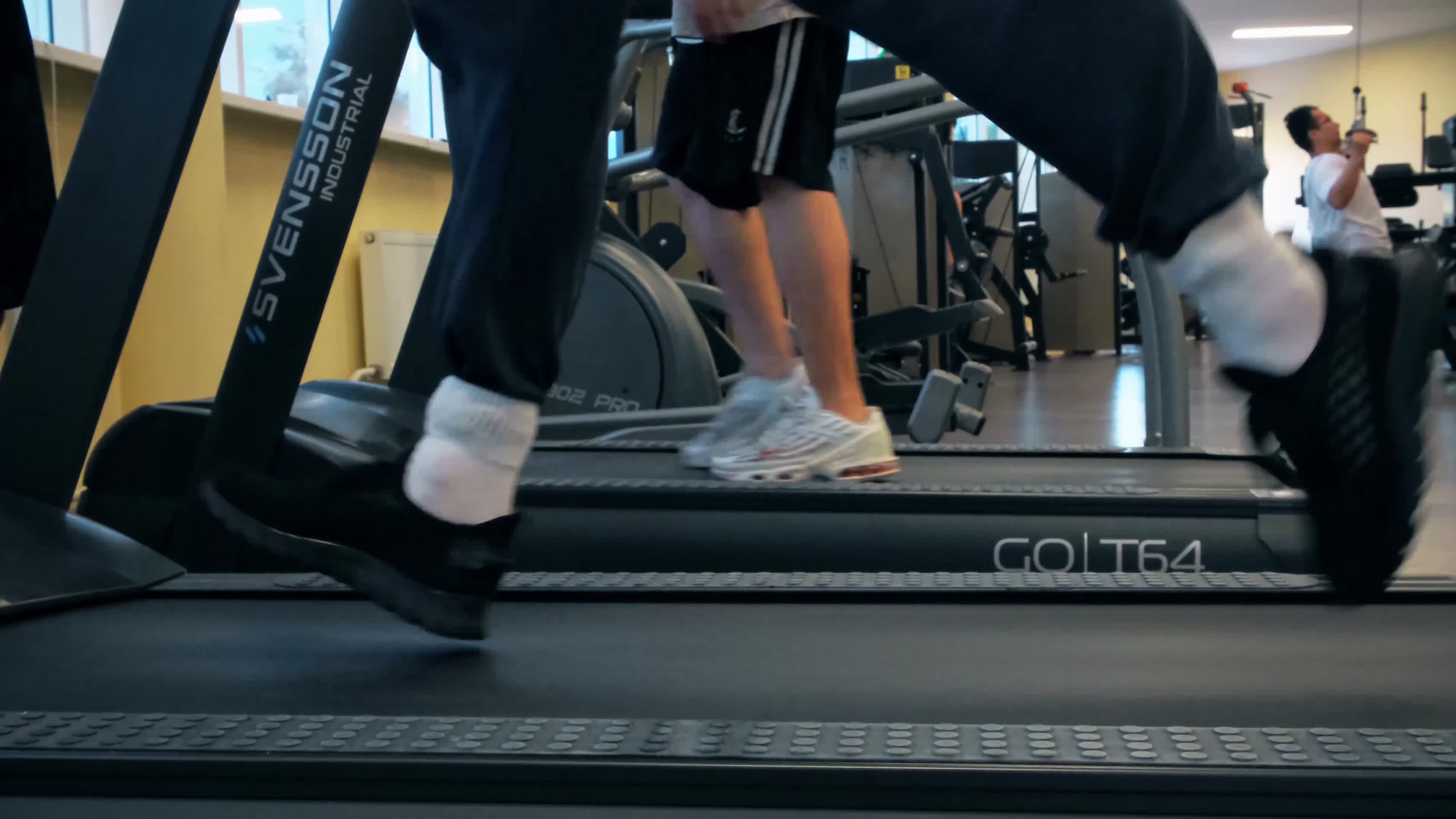 健身房运动跑步的男生实拍合集视频的预览图