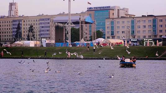 白俄罗斯首都明斯克夏日黄昏下湖面划船休闲娱乐视频的预览图