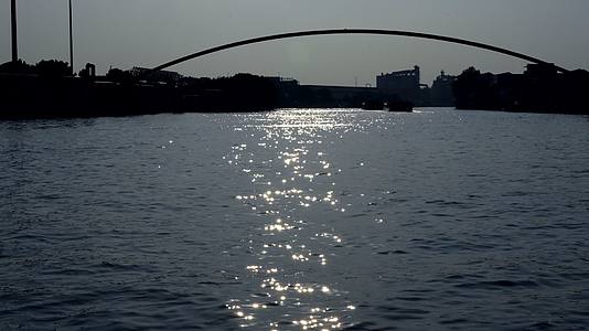 921桥面下水面黄昏剪影湖面波光粼粼视频的预览图
