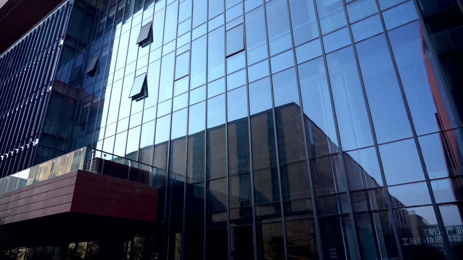 936全落地窗玻璃玻璃外墙建筑办公大楼视频的预览图