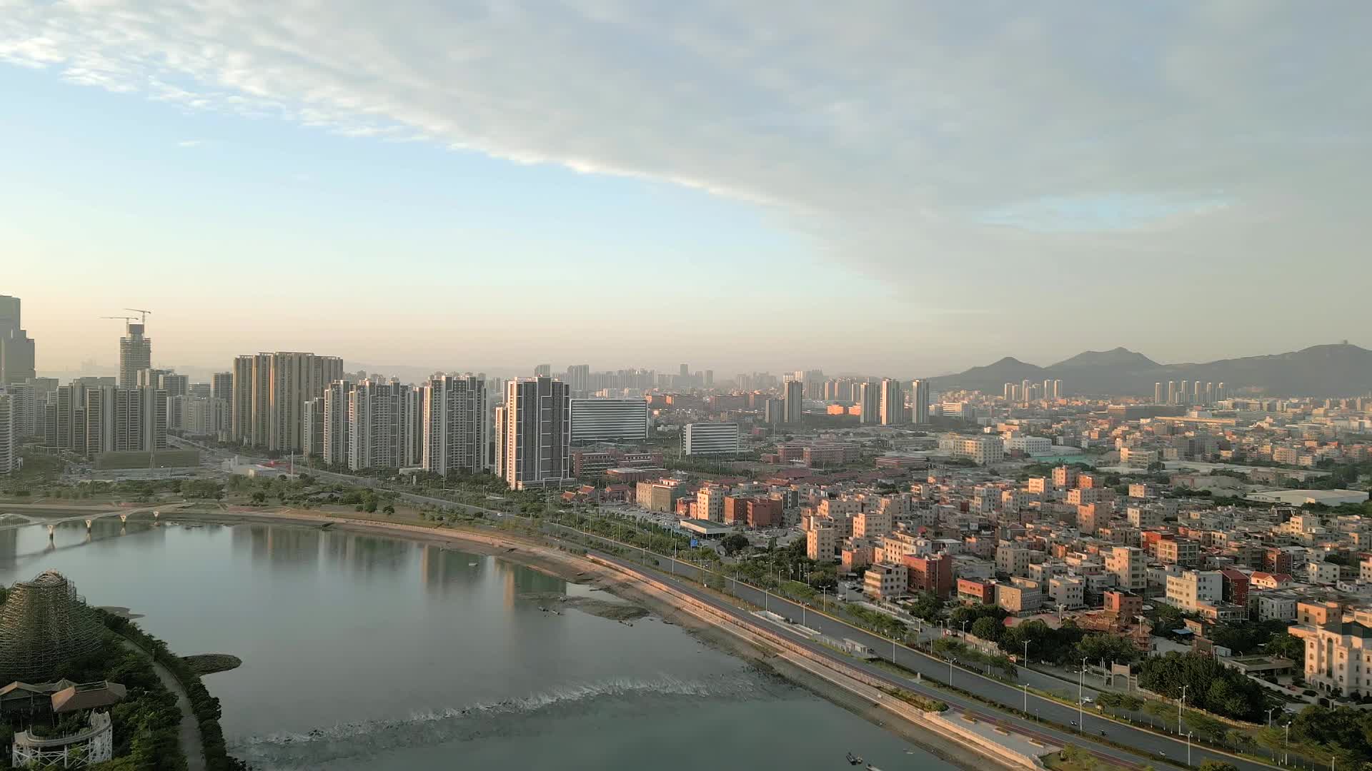 朝阳照亮环东海域新城和同安湾航拍高清视频的预览图