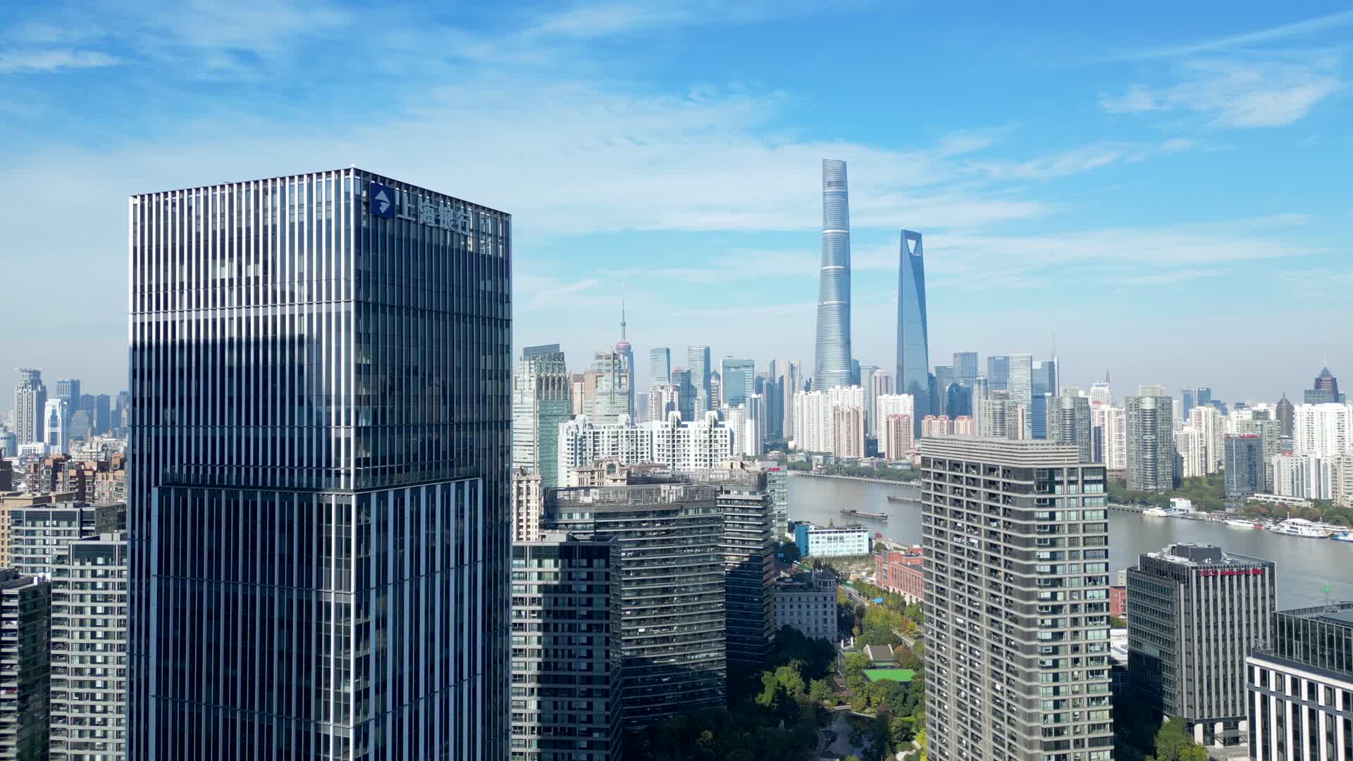上海外滩黄浦江城市风光航拍4K60视频的预览图