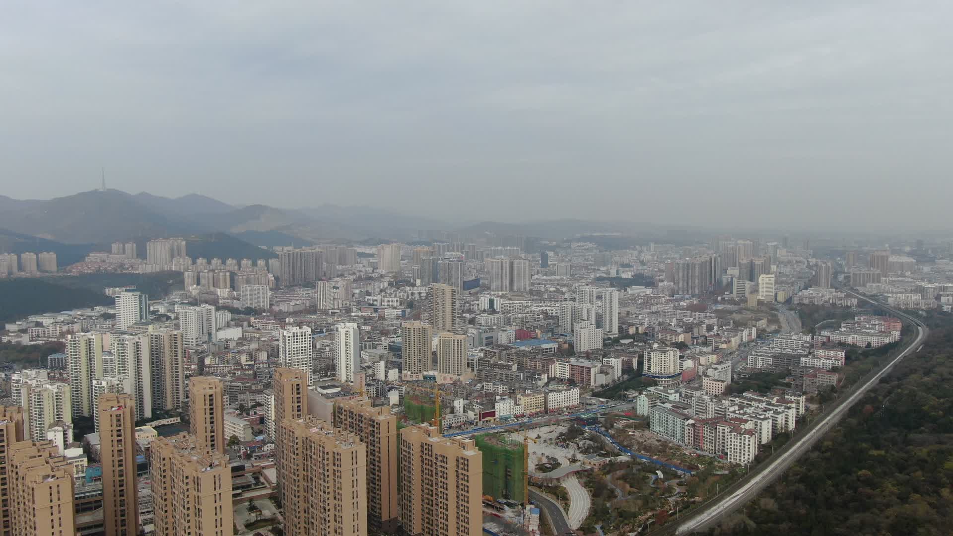 航拍中心城区高楼大厦视频的预览图