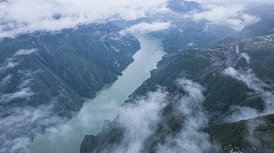 8K长江三峡巫峡雾上长江自然风光延时视频的预览图