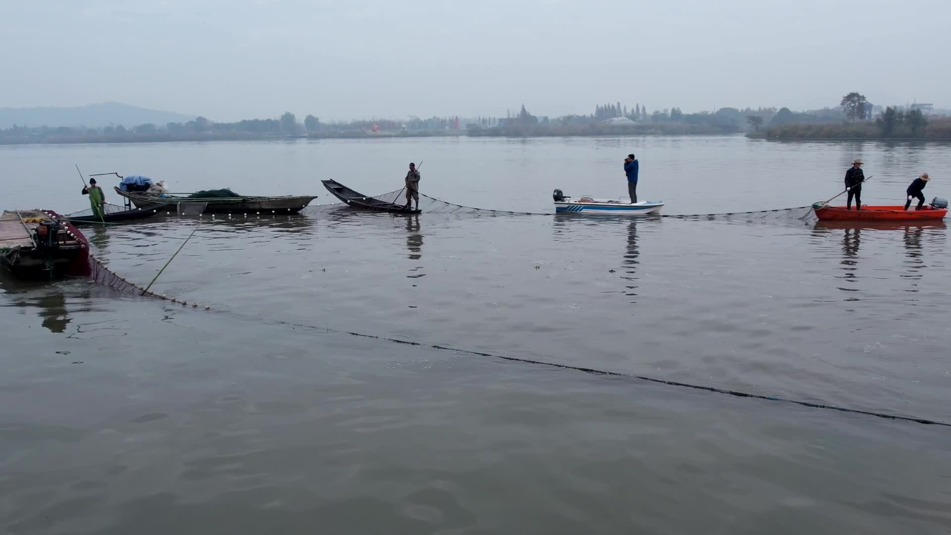 956德清县下渚湖湿地过年打网捞鱼视频的预览图