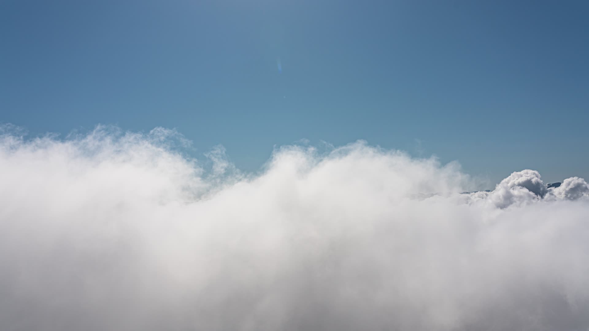 8K震撼山峰山峦洁白云海延时视频的预览图