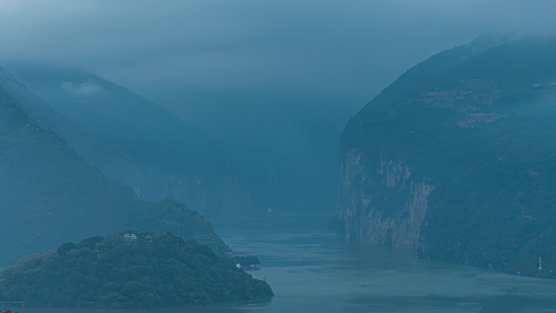 8K震撼长江瞿塘峡峡谷云雾缭绕延时视频的预览图