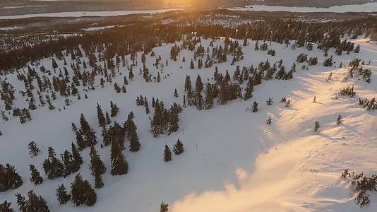 航拍日落雪山视频的预览图