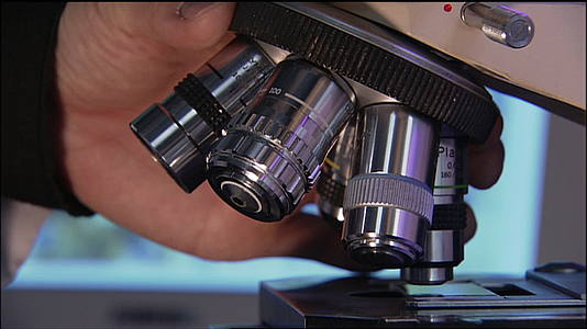 旋转显微镜镜头视频的预览图