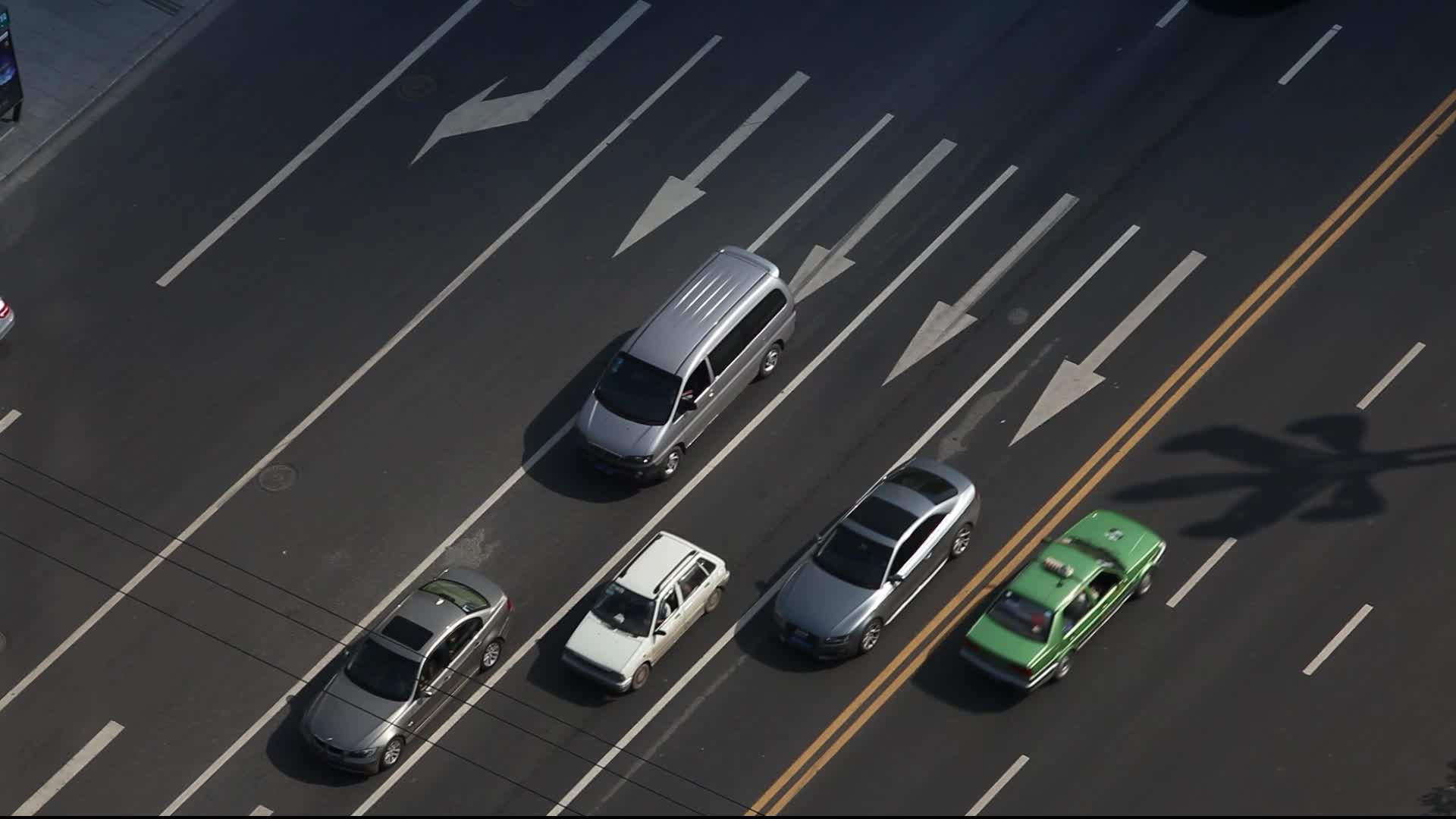 俯拍车辆行驶城市十字路口交通实拍背景视频视频的预览图