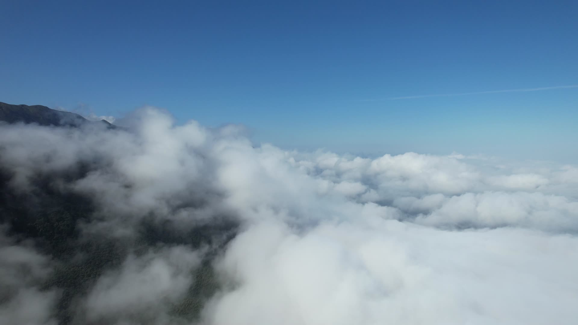 自然洁白云海唯美空镜航拍视频视频的预览图