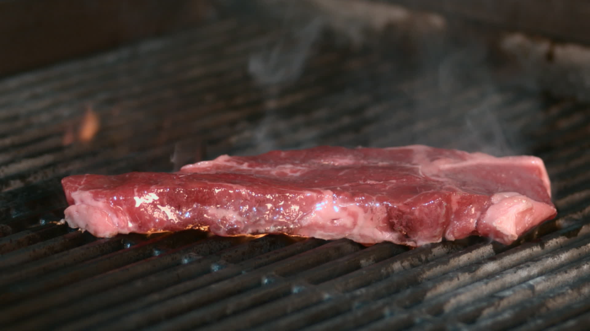 厨房美食煎牛肉牛排烤牛肉视频的预览图