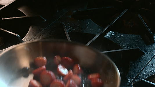 厨房美食炒草莓翻炒炒菜视频的预览图
