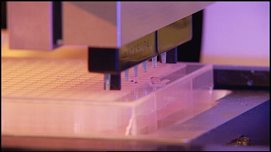 实验室机器自动在实验室中灌装小瓶视频的预览图