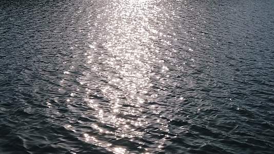落日湖面反光海水湖水视频的预览图