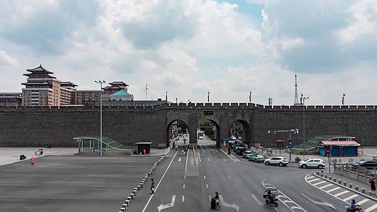 8K陕西西安古城墙尚德门交通车流延时视频的预览图