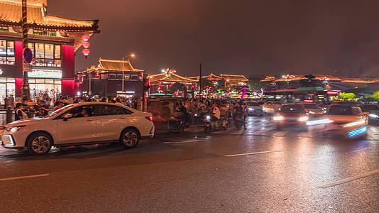 8K西安不夜城大雁塔十字路口交通人流延时视频的预览图