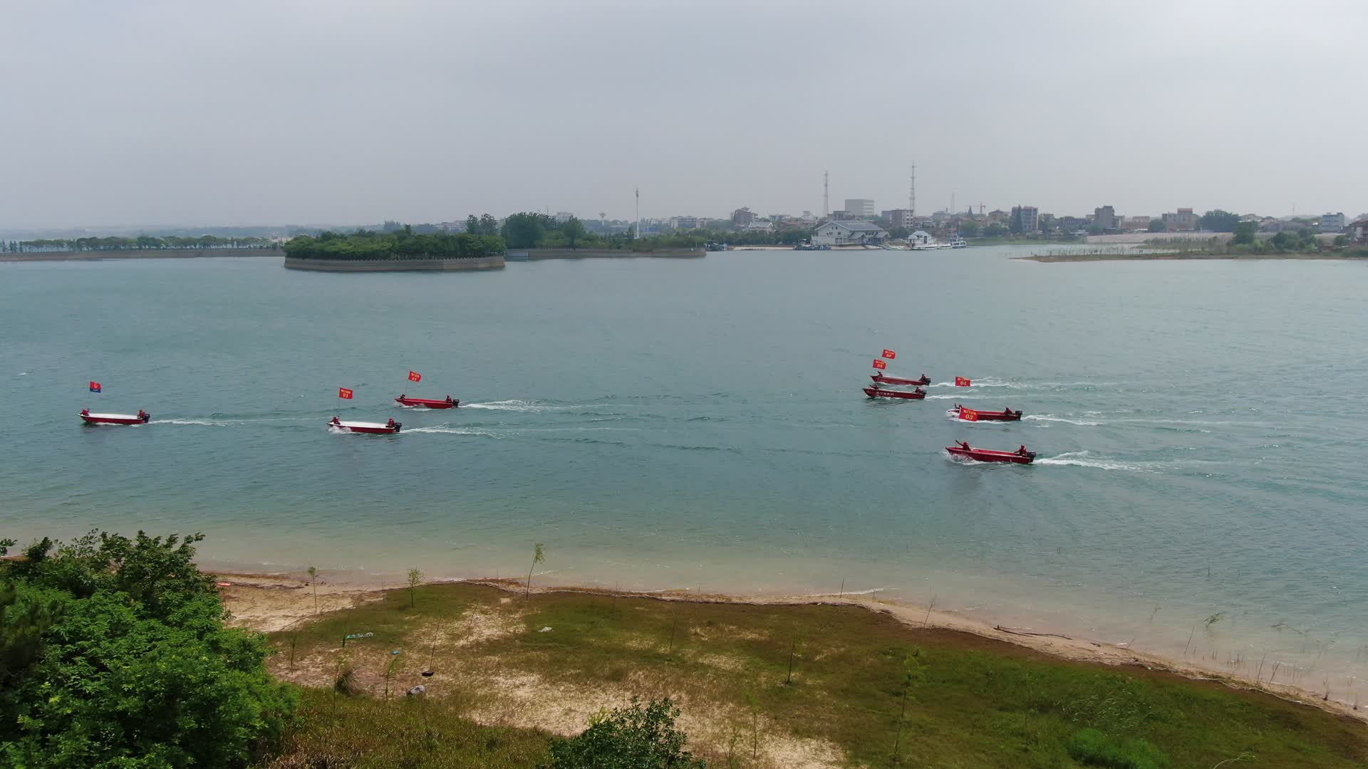 冲锋舟列队行驶在湖面上视频的预览图