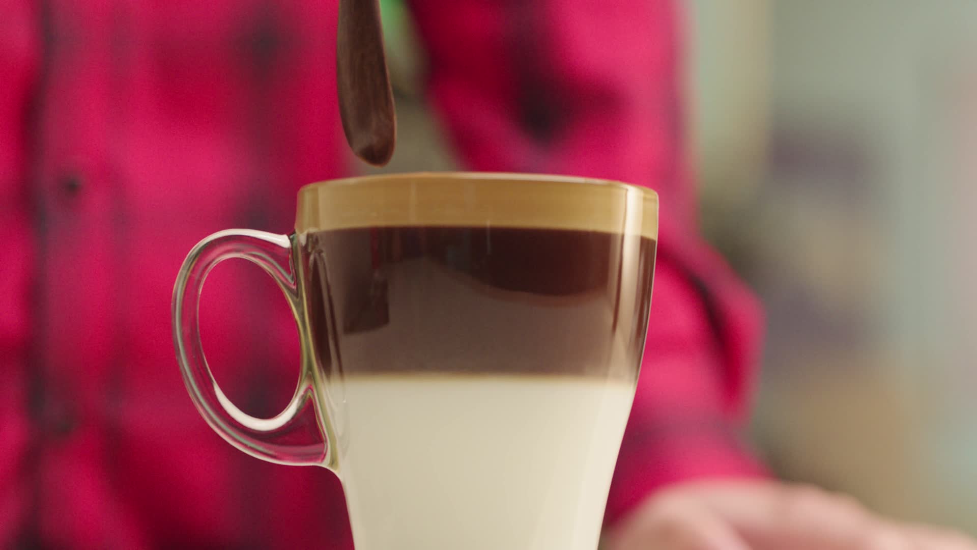 4k实拍汤勺搅拌咖啡牛奶视频的预览图