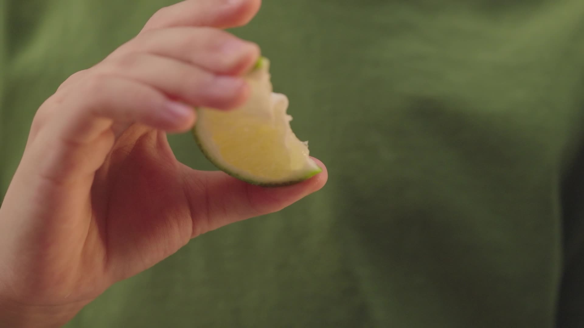 4k实拍手挤柠檬汁慢动作升格视频的预览图