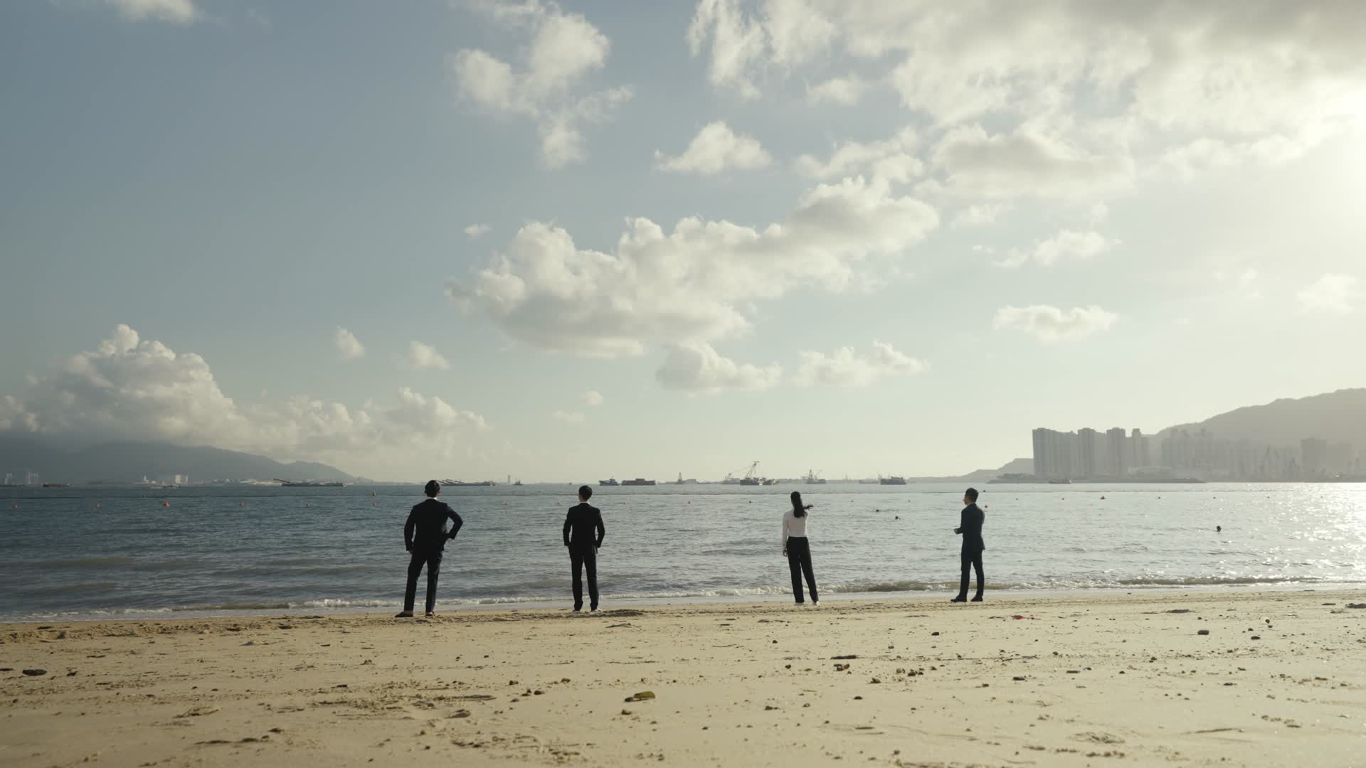 4k实拍职场青年在沙滩海边眺望远方视频的预览图