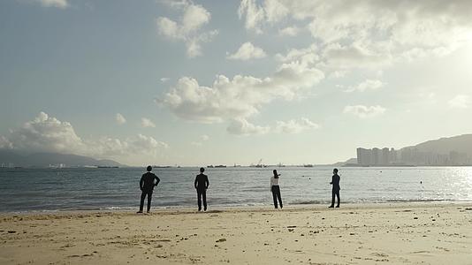 4k实拍职场青年在沙滩海边眺望远方视频的预览图