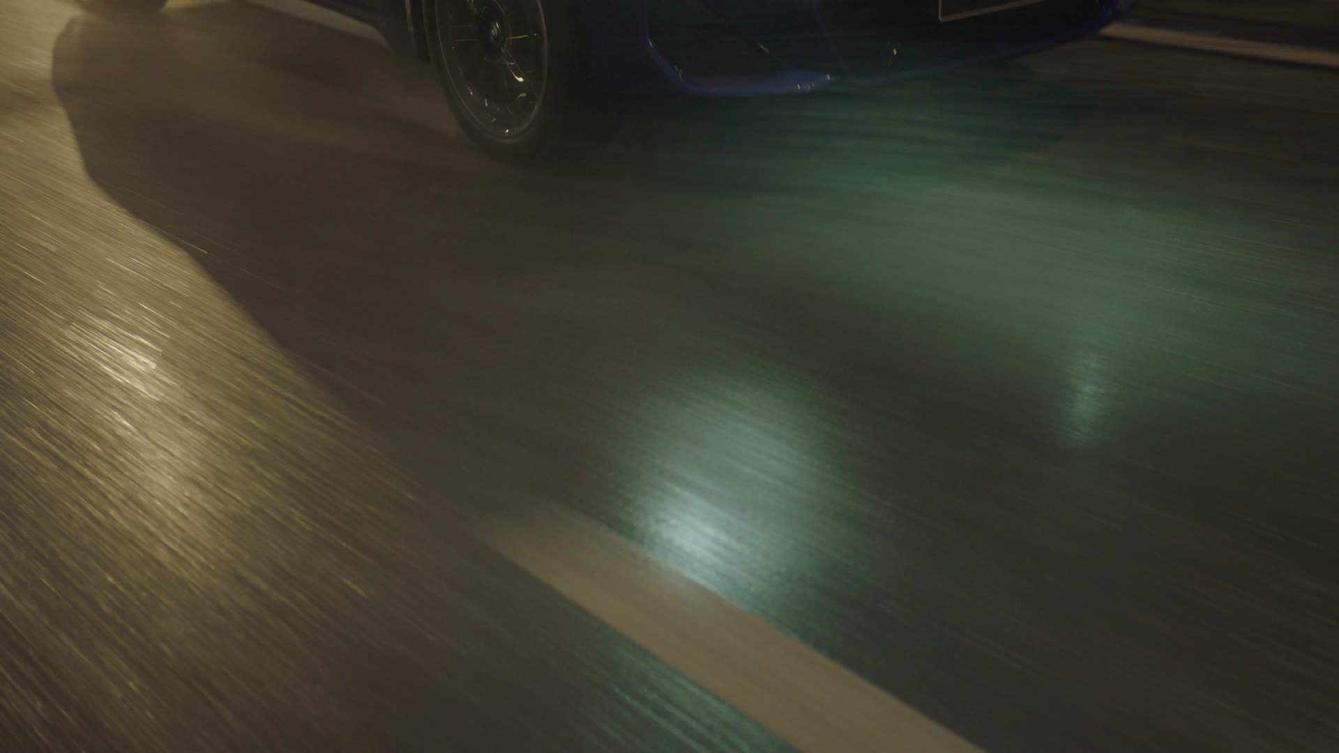 4k实拍汽车宝马ix1夜间城市雨天路面行驶视频的预览图