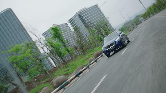 4k实拍宝马ix1汽车城市路面行驶多角度视频的预览图