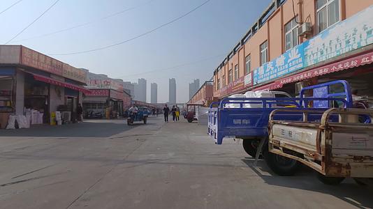 农贸市场商铺行人三轮车实景摄影视频的预览图