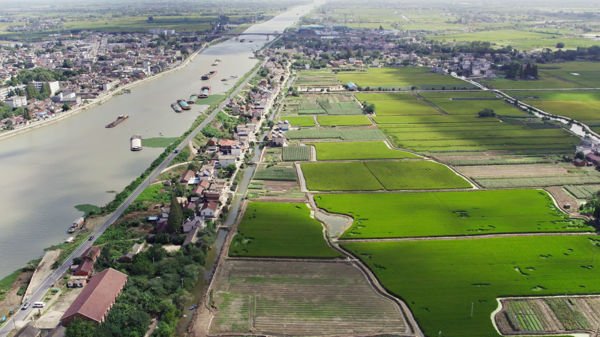 无人机航拍鸟瞰农村乡村田野视频的预览图