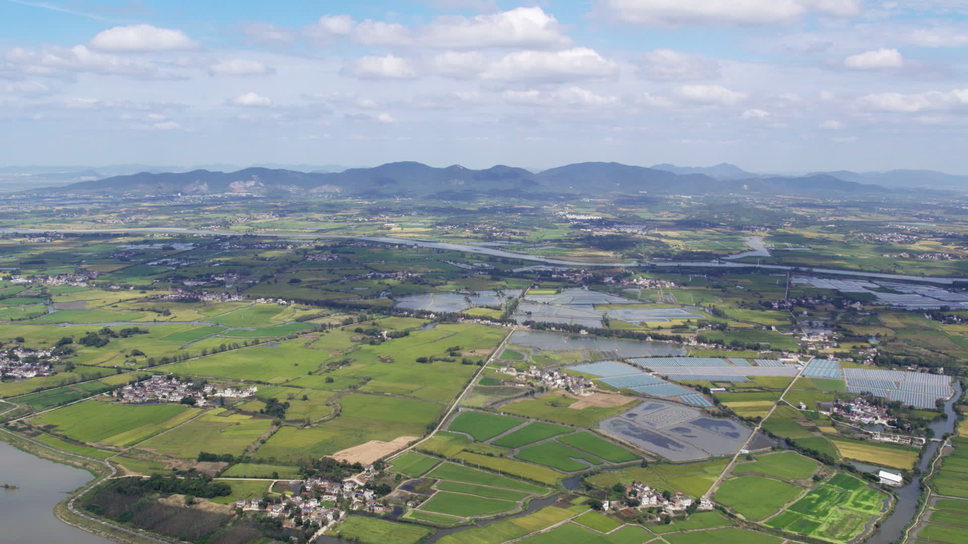 无人机航拍鸟瞰农村乡村田野视频的预览图