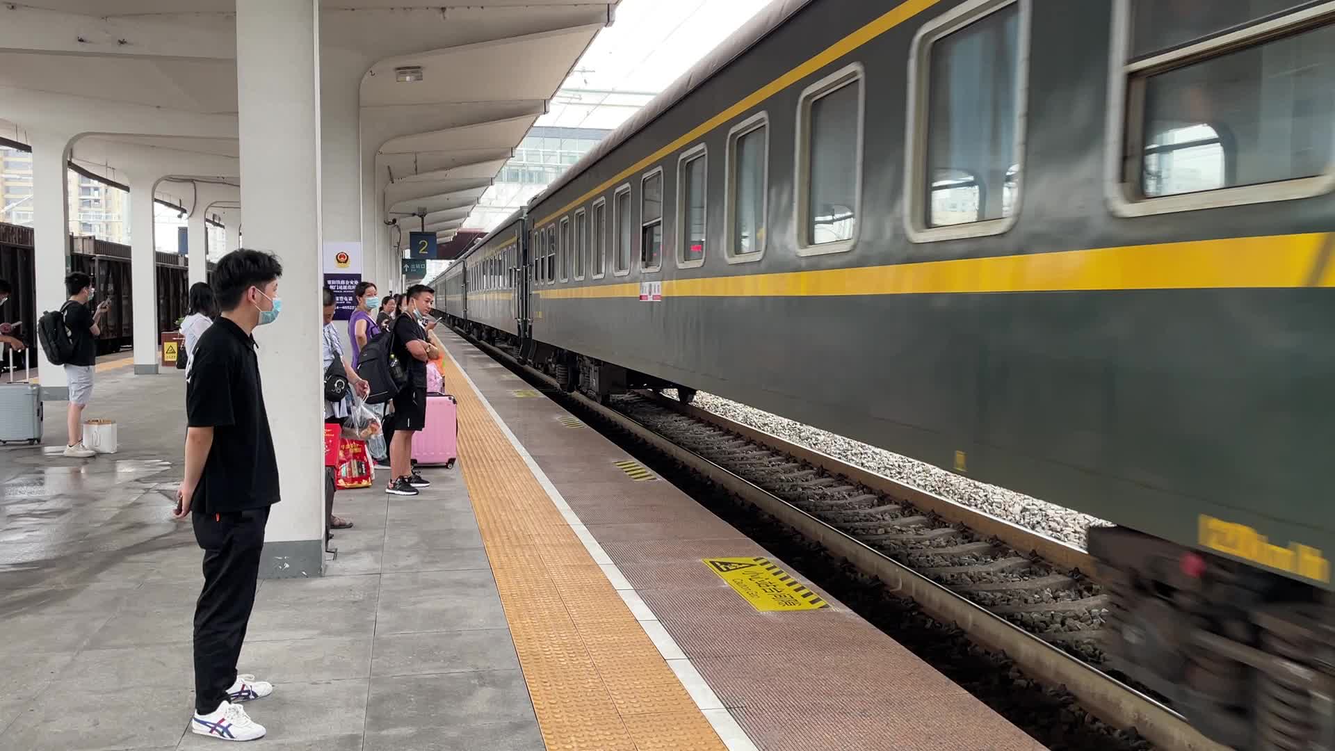 荆门站列车进站视频的预览图