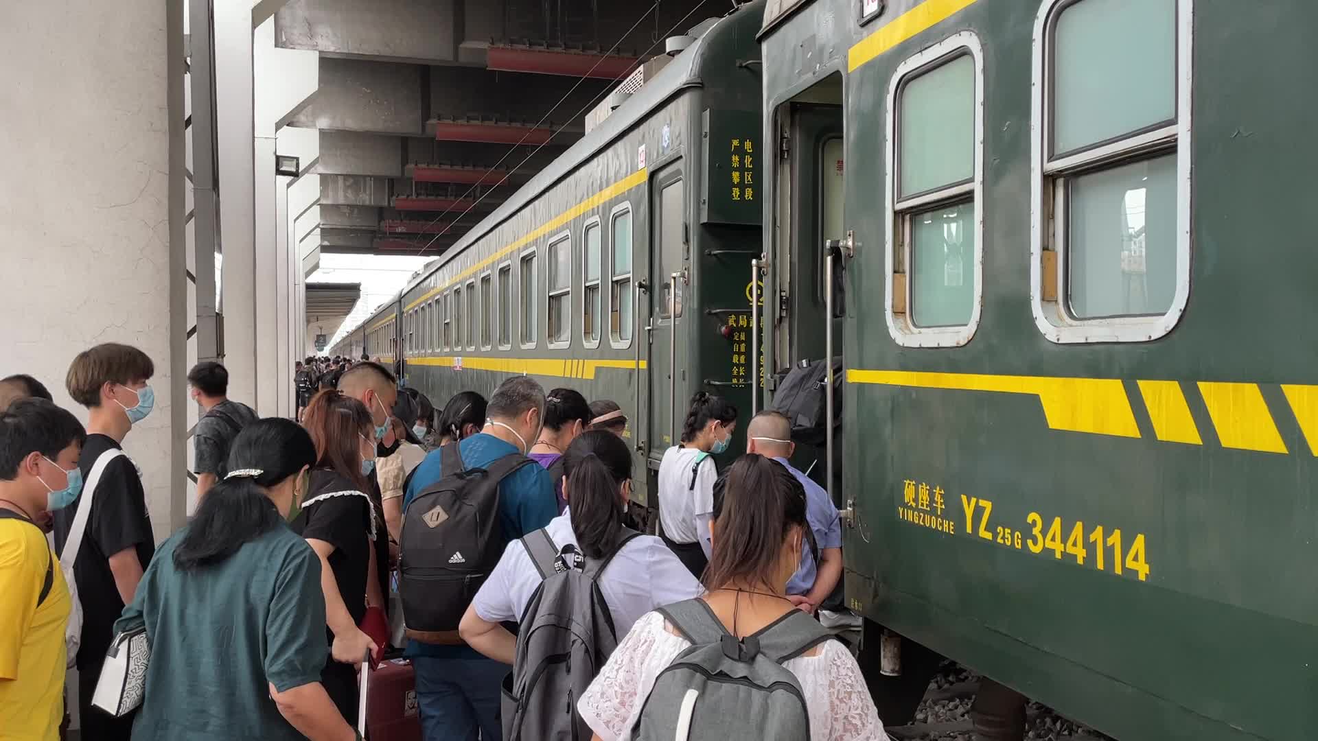 火车站乘客上车登车视频的预览图